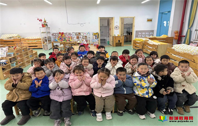 童心暖三月 愛滿婦女節(jié) ——小班組“三八婦女節(jié)”主題活動(dòng)